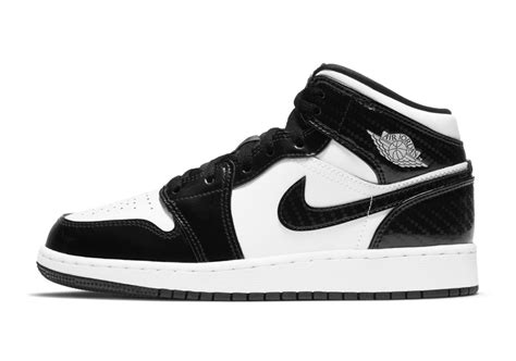 nike jordan mid zwart|jordan 1 mid top.